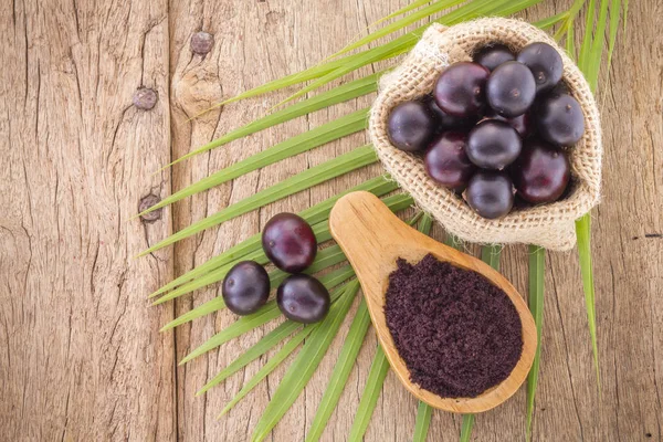 Frutas e açaí em pó originárias da Amazónia (Euterpe oleracea ) — Fotografia de Stock