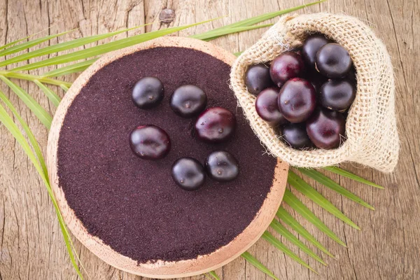 Frutas e açaí em pó originárias da Amazónia (Euterpe oleracea ) — Fotografia de Stock