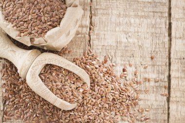 Ahşap kase ve kaşık keten tohumu