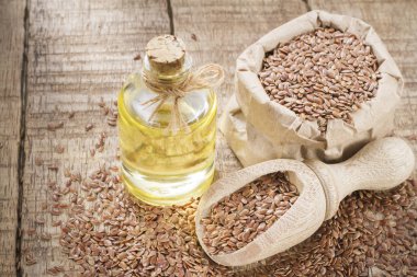 Ahşap kase ve kaşık keten tohumu