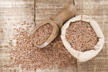 Ahşap kase ve kaşık keten tohumu