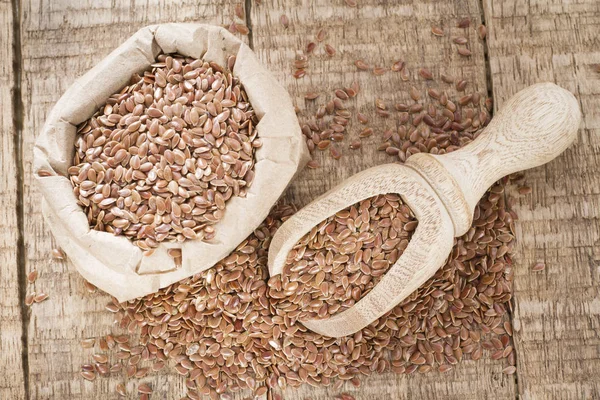 Ahşap kase ve kaşık keten tohumu