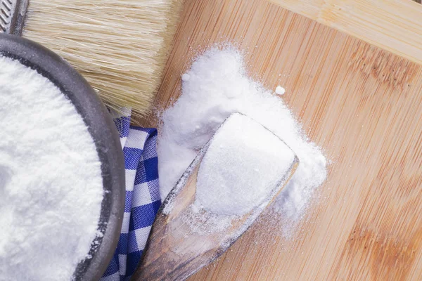 Baking soda dan kuas di atas meja kayu — Stok Foto