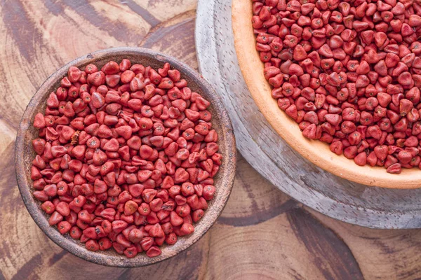 Nasiona z achiote, pochodzący z Ameryki Środkowej i Południowej Ameryce jest stosowany do przyprawiania żywności — Zdjęcie stockowe