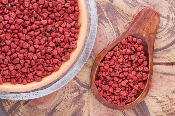 Nasiona z achiote, pochodzący z Ameryki Środkowej i Południowej Ameryce jest stosowany do przyprawiania żywności — Zdjęcie stockowe