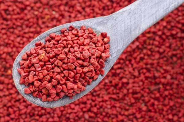 Semillas de achiote, originarias de América Central y partes de América del Sur, se utilizan para sazonar alimentos — Foto de Stock