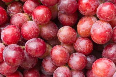 Pazar yerinde satmak için çıkışlar kırmızı üzüm