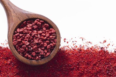 Achiote tahıl ve ahşap kase toz