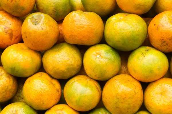 Högen av färska mandariner redo att sälja i snabbköpet — Stockfoto