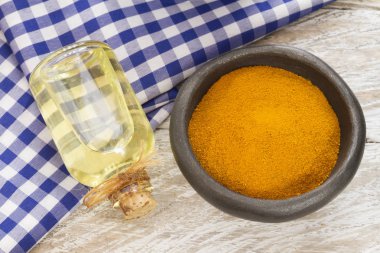 Kase ve ahşap masa (curcuma longa kaşık zerdeçal tozu)