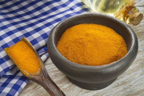 Kase ve ahşap masa (curcuma longa kaşık zerdeçal tozu)