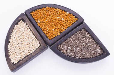 ahşap kutular, amaranth, chia, quinoa ve kırmızı darı süper gıda