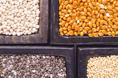 ahşap kutular, amaranth, chia, quinoa ve kırmızı darı süper gıda