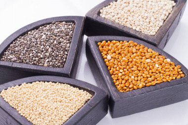 ahşap kutular, amaranth, chia, quinoa ve kırmızı darı süper gıda
