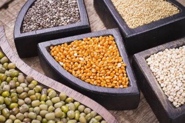 ahşap kutular, amaranth, chia, quinoa ve kırmızı darı süper gıda