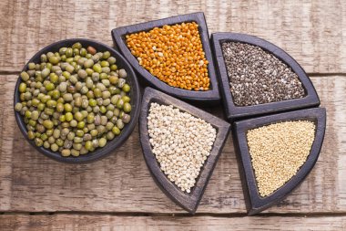 ahşap kutular, amaranth, chia, quinoa ve kırmızı darı süper gıda