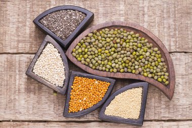 ahşap kutular, amaranth, chia, quinoa ve kırmızı darı süper gıda