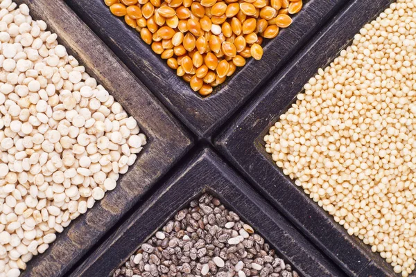 ahşap kutular, amaranth, chia, quinoa ve kırmızı darı süper gıda