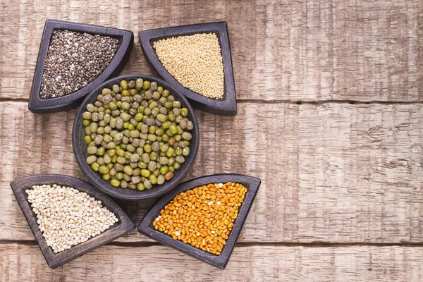 Superfood in Holzcontainern, Amaranth, Chia, Quinoa und roter Hirse — Stockfoto