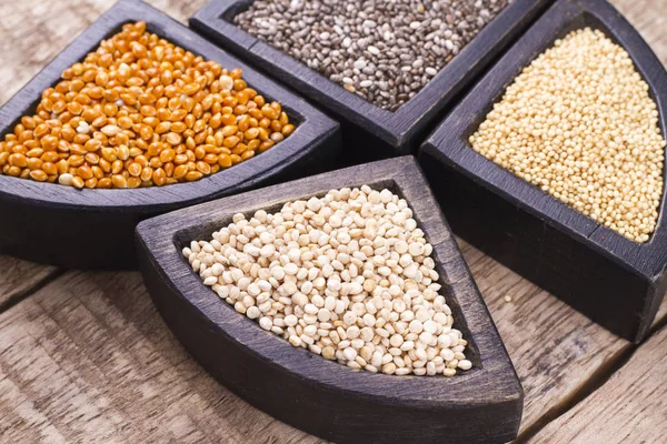 Szuper élelmiszer-tároló fatermék, amaranth, chia, quinoa és vörös köles — Stock Fotó