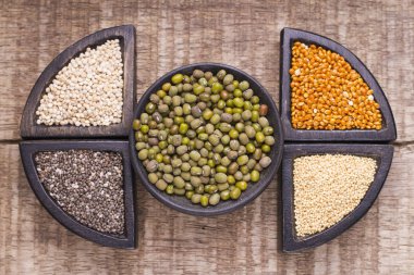 ahşap kutular, amaranth, chia, quinoa ve kırmızı darı süper gıda