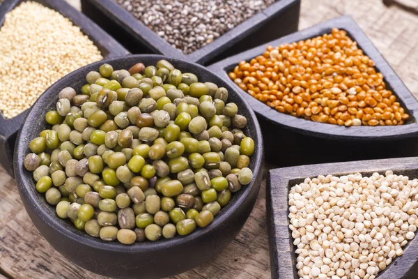 ahşap kutular, amaranth, chia, quinoa ve kırmızı darı süper gıda