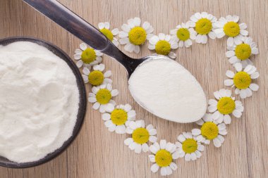 Hidrolize kolajen Protein ahşap arka plan üzerinde