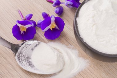 Hidrolize kolajen Protein ahşap arka plan üzerinde