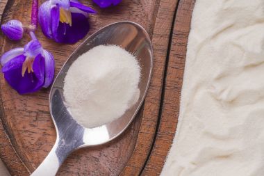 Hidrolize kolajen Protein ahşap arka plan üzerinde