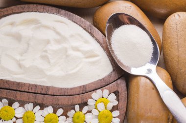 Hidrolize kolajen Protein ahşap arka plan üzerinde