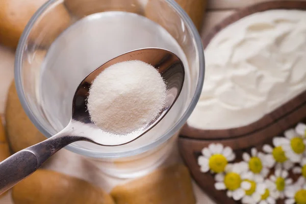 Hidrolize kolajen Protein ahşap arka plan üzerinde