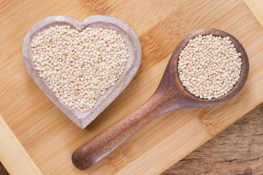 quinoa tohumları kapsayıcı odun yığını