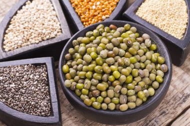 ahşap kutular, amaranth, chia, quinoa ve kırmızı darı süper gıda