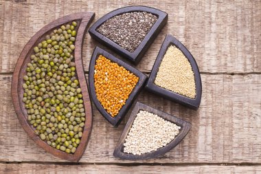 ahşap kutular, amaranth, chia, quinoa ve kırmızı darı süper gıda