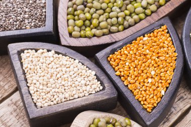 ahşap kutular, amaranth, chia, quinoa ve kırmızı darı süper gıda