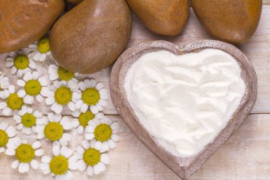 Tahta masadaki hidrolize kolajen proteini.