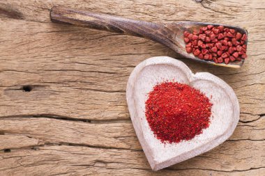 Achiote tahıl ve ahşap kase toz