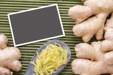 kök ve ahşap zemin üzerine zencefil lezzet