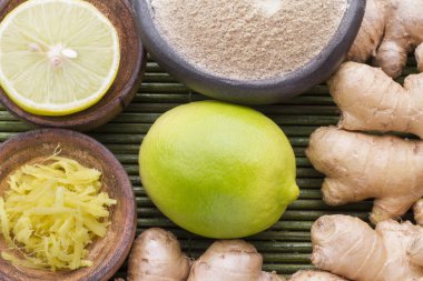 kök, toz ve ahşap zemin üzerine Rendelenmiş zencefil