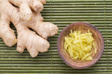 kök ve ahşap zemin üzerine zencefil lezzet