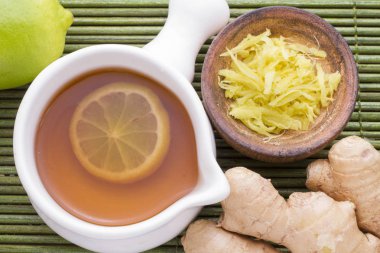 zencefil ve limon ahşap masa üzerinde kökleri