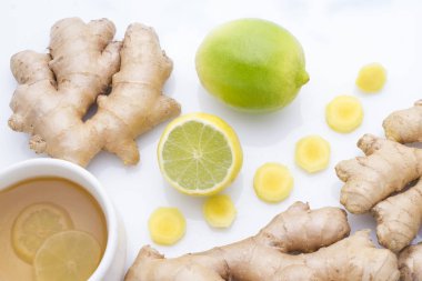 Beyaz arkaplanda zencefil kökü izole edildi