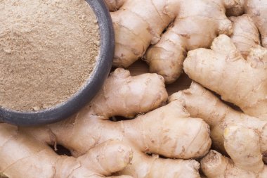 kök, toz ve ahşap zemin üzerine Rendelenmiş zencefil