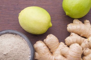 kök, toz ve ahşap zemin üzerine Rendelenmiş zencefil