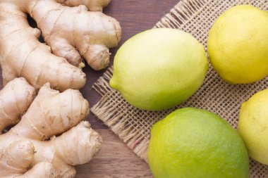 zencefil ve limon ahşap masa üzerinde kökleri