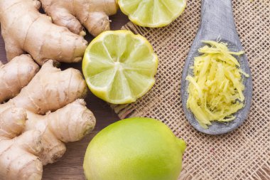 zencefil ve limon ahşap masa üzerinde kökleri