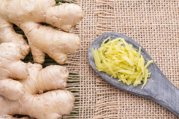 kök ve ahşap zemin üzerine zencefil lezzet