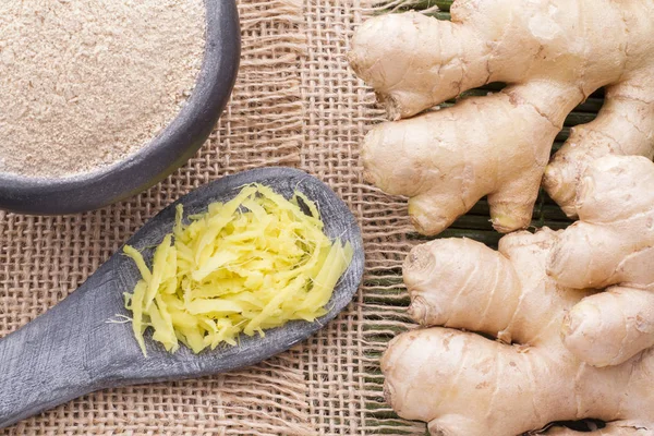 kök, toz ve ahşap zemin üzerine Rendelenmiş zencefil