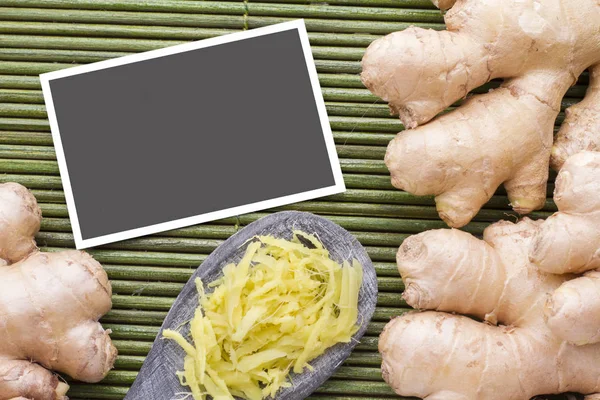 kök ve ahşap zemin üzerine zencefil lezzet