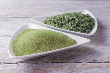 Moringa toz ve tahta üzerinde yapraklar